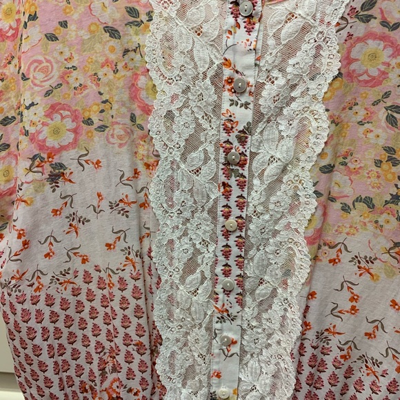 **Host Pick* Karen Kane romantic top - Picture 2 of 6